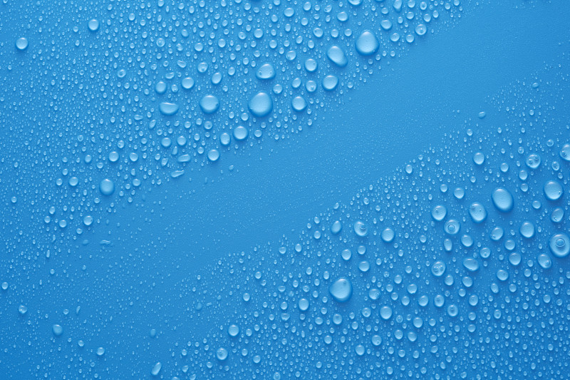 水滴在蓝色的背景上