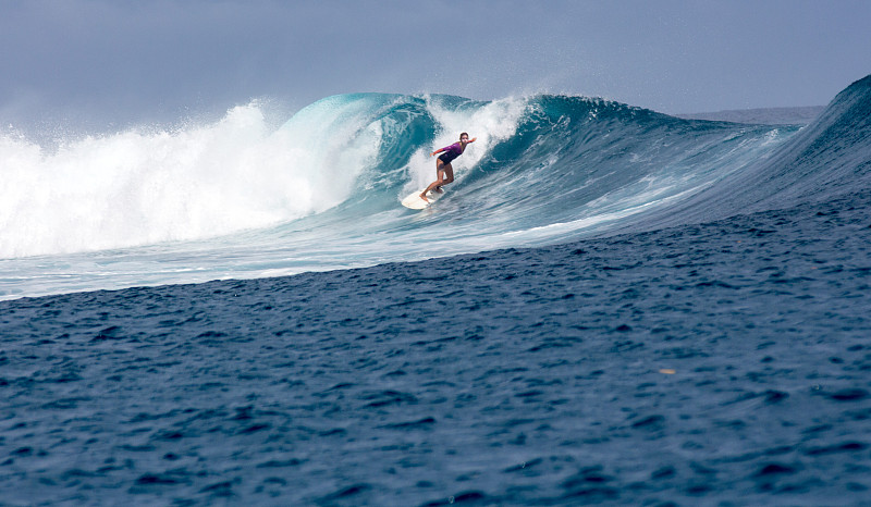 一个女孩在印度尼西亚冲浪