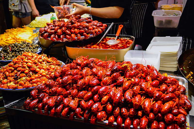 来自中国当地食品市场的美味小龙虾。