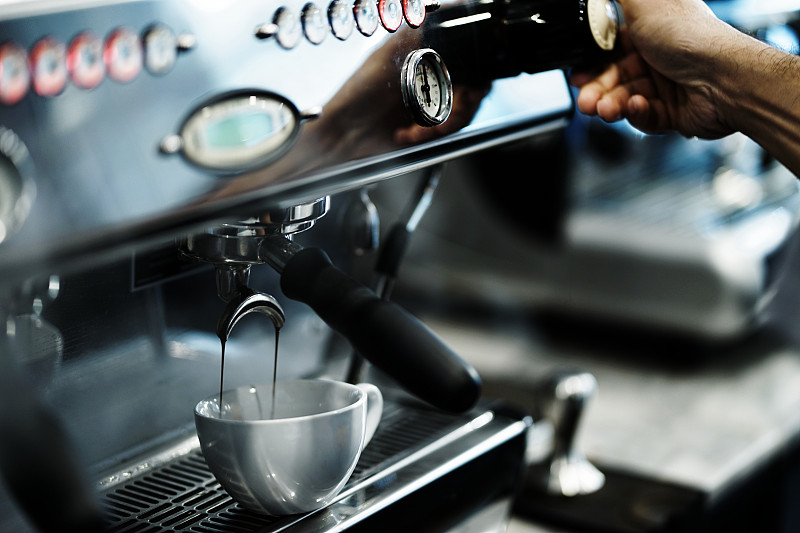 咖啡萃取机的白色杯子。