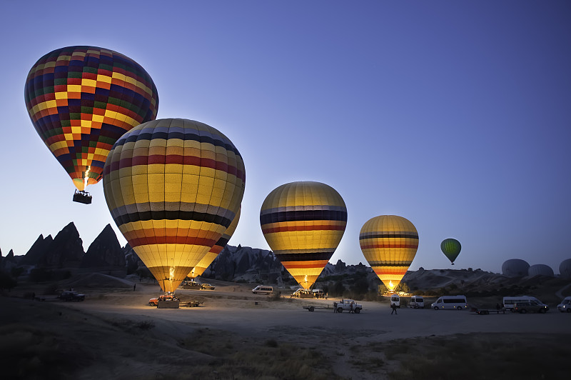 早晨，热气球飞过卡帕多西亚戈雷米山谷的全景。