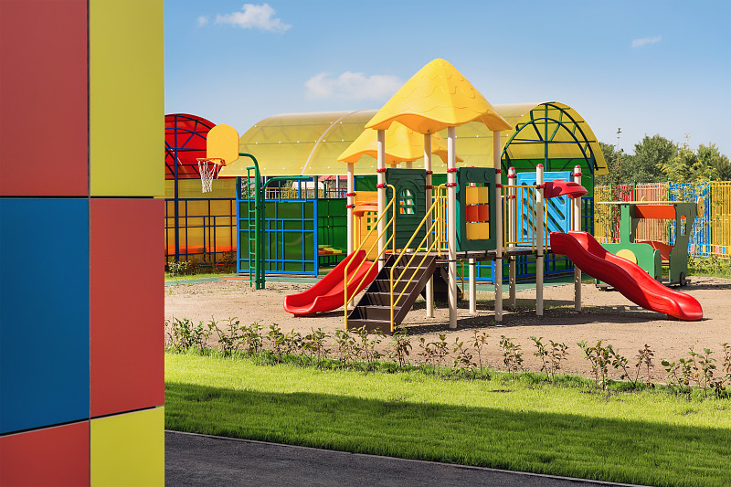 幼儿园，操场在院子里。