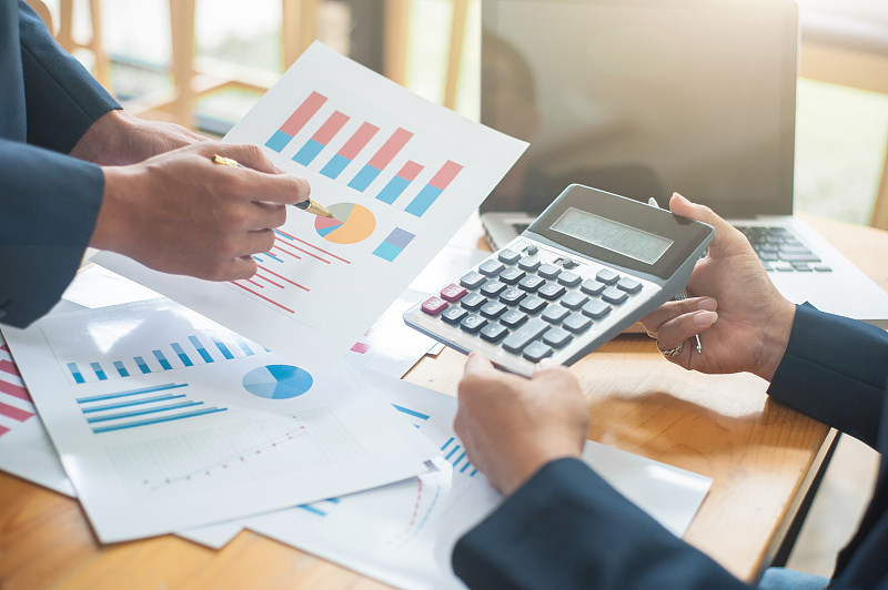 商业战略规划和分析。商业人士讨论和计划投资。