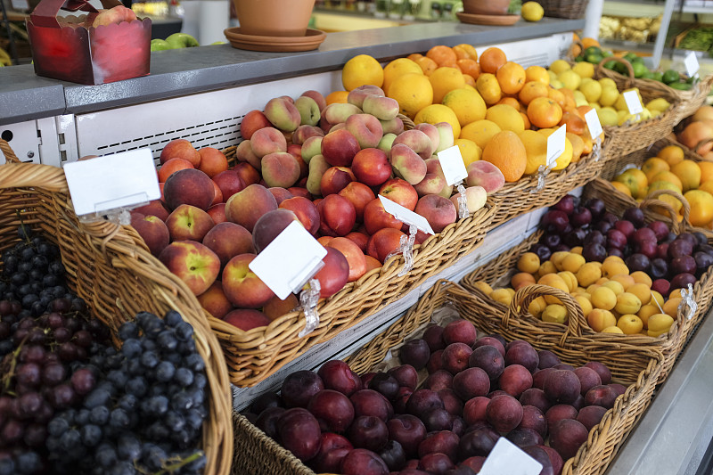 超市里的有机水果和蔬菜