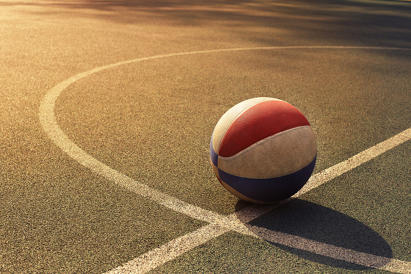 在户外球场上打篮球