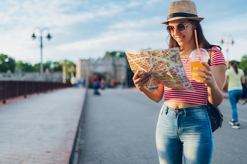 年轻女子探索城市