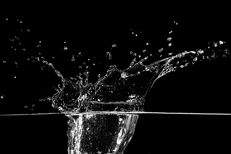黑溅水花