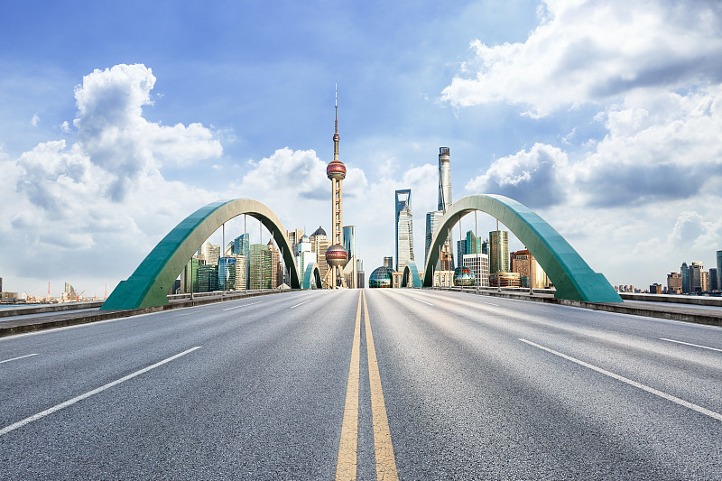 上海的沥青高速公路和现代城市商业建筑