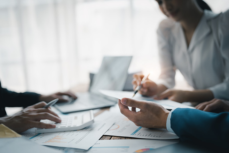 亚洲业务顾问会议，在会议室分析和讨论财务报告的情况。投资顾问，财务，团队合作，头脑风暴，创业和会计