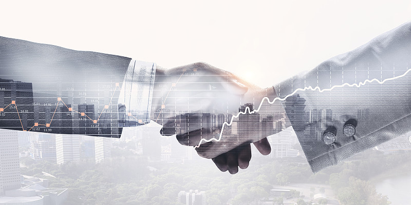 合作伙伴握手。多媒体的使用