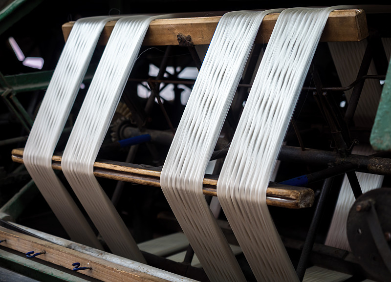 在快速纺纱机上纺出的柔软丝线