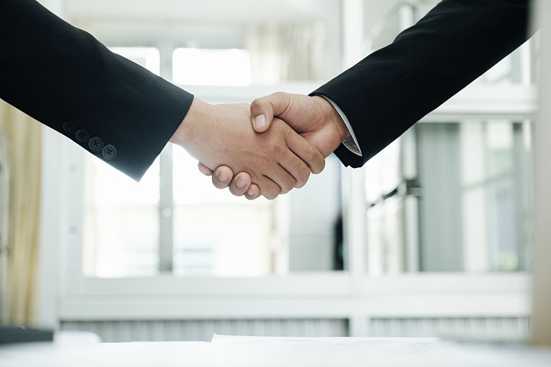 商人成交后要握手。