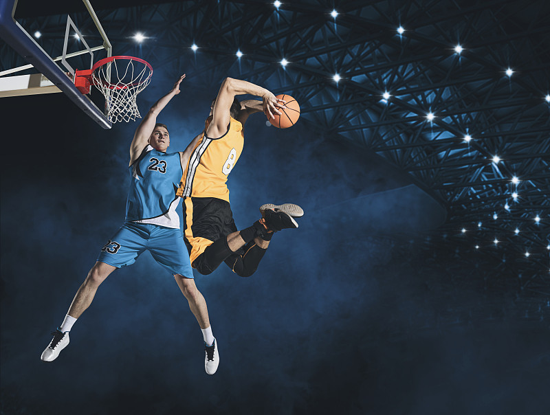 两个篮球运动员在竞技场上。吃火锅