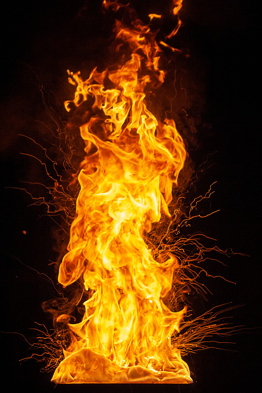 明亮耀眼的巨大火焰伴随着爆炸的粒子