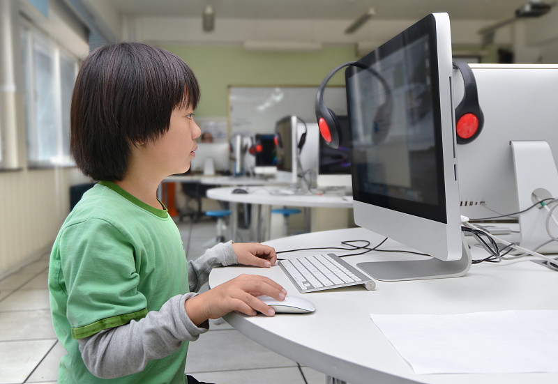 亚洲男孩正在上计算机课