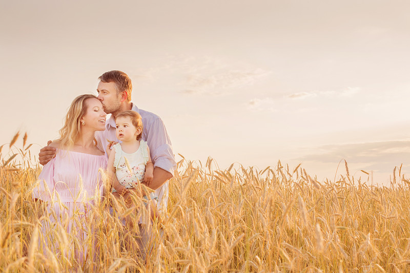 日落时分，麦田里幸福的一家人