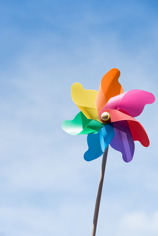 彩色的纸风车的背景。