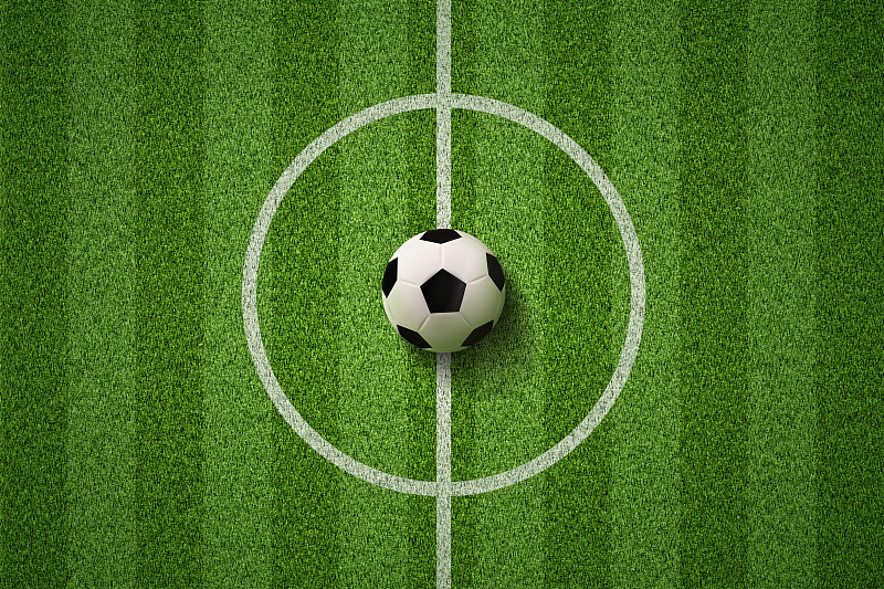 足球场或足球场，足球在绿色的草地背景