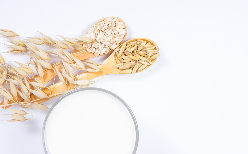 燕麦牛奶，素食的概念。白色背景。