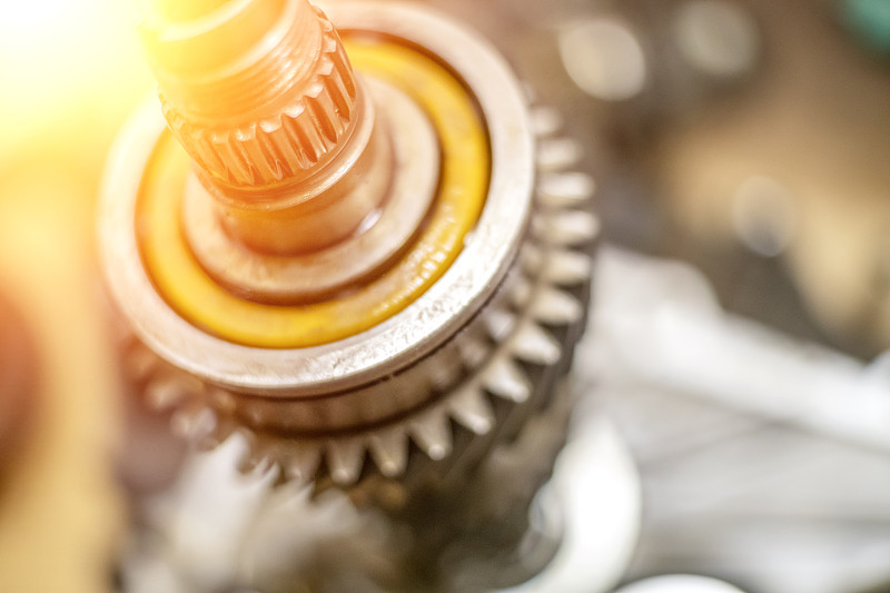 汽车变速箱的齿轮合上了。照片与照明，光