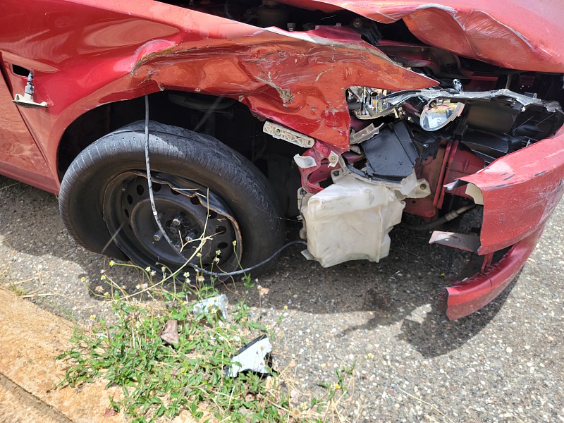 损坏和破碎的红色汽车或汽车在路上