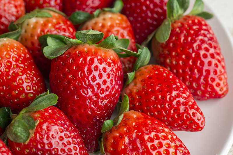 白色盘子上的一组草莓