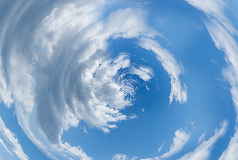 天空中蓝色抽象的螺旋状云。自然背景。