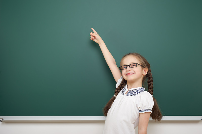 学校董事会附近的女学生