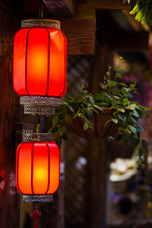 桶形的中国双红灯笼早在傍晚