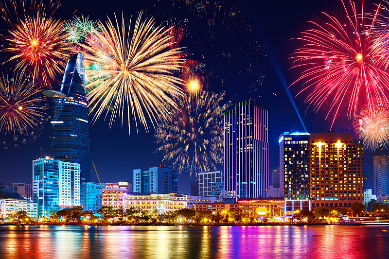 庆祝。城市里的烟花。城市,城市景观