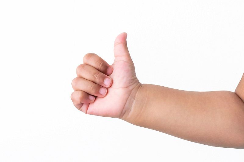 孩子的大拇指向上伸出，像是孤立在白色背景上