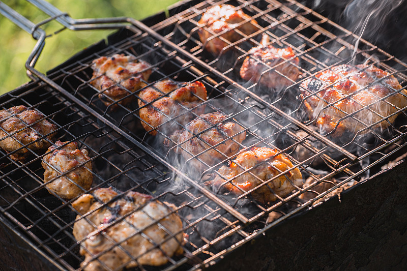 在烤鸡上煎成褐色的皮