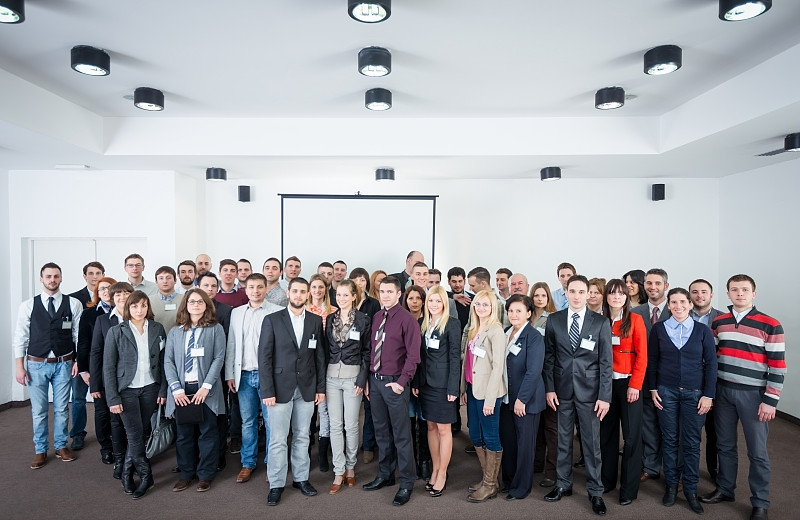 一大群微笑着的商务人士。