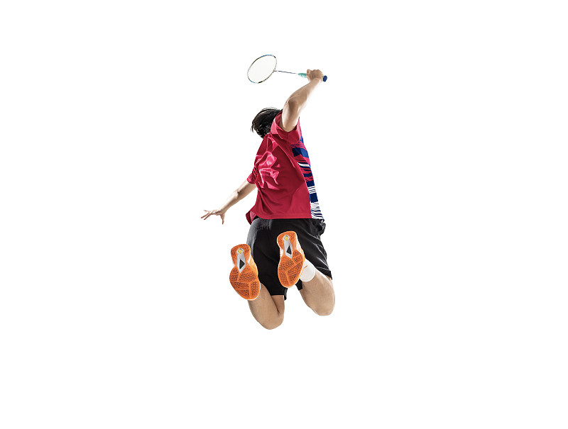 亚洲羽毛球运动员正在白色的背景下击球