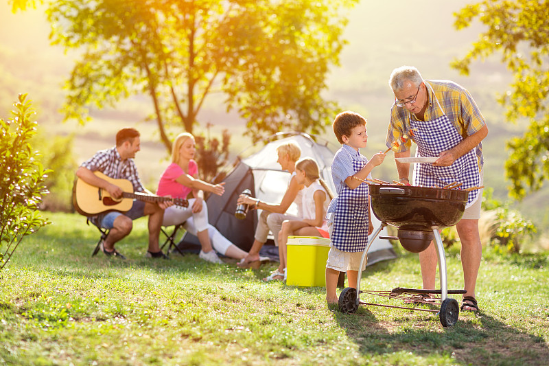 快乐的家庭烧烤肉