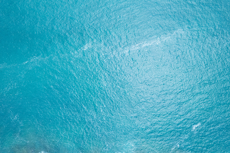 海表面鸟瞰图，蓝色的波浪和水面纹理的鸟瞰图蓝色的海背景美丽的自然景色