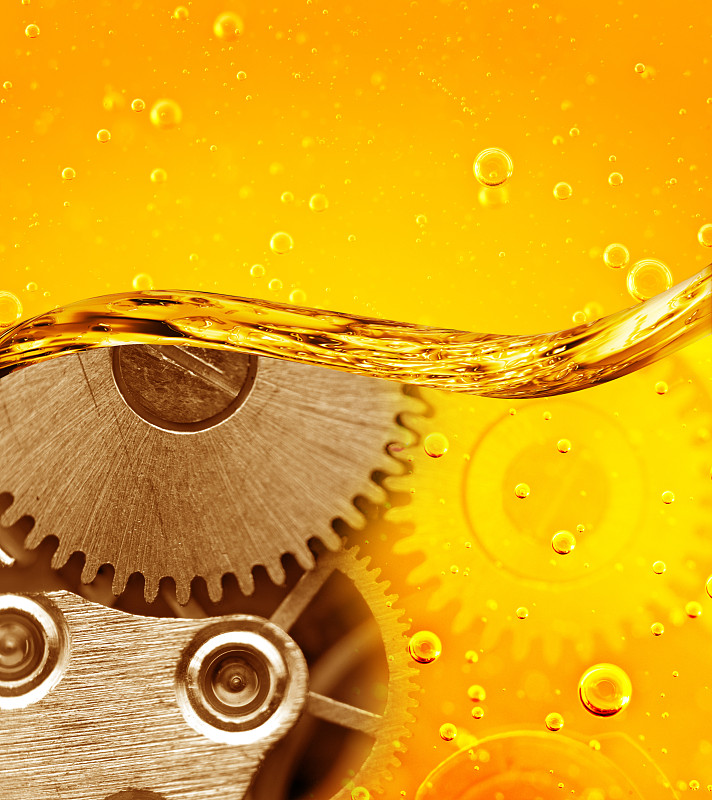 金属齿轮在油。汽车服务理念。机械装置、发动机、马达的机油更换。