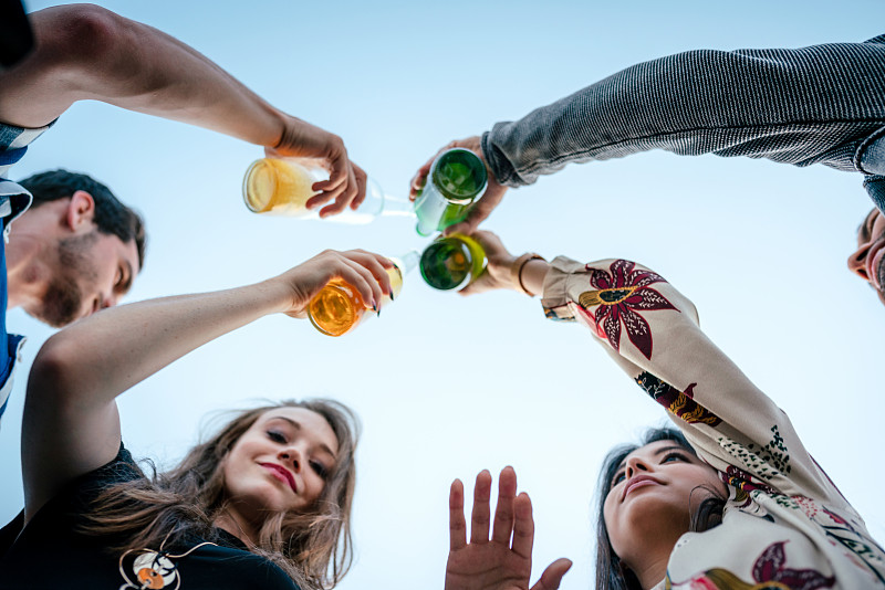 户外聚会——朋友们喝酒庆祝