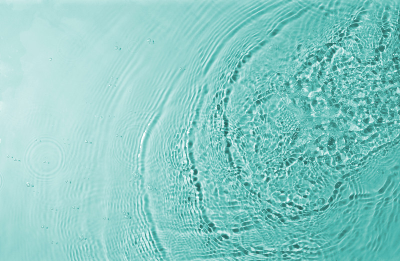 在柔和的背景上泼洒水的纹理