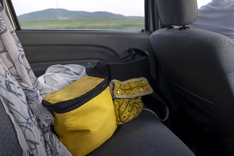 后座上的黄色冷却袋