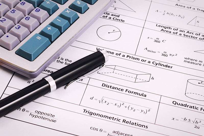 数学方程的特写镜头。家庭作业。解决数学问题。