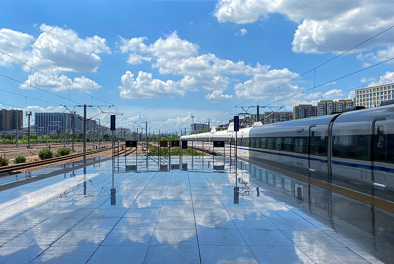 天气好的高铁站台。