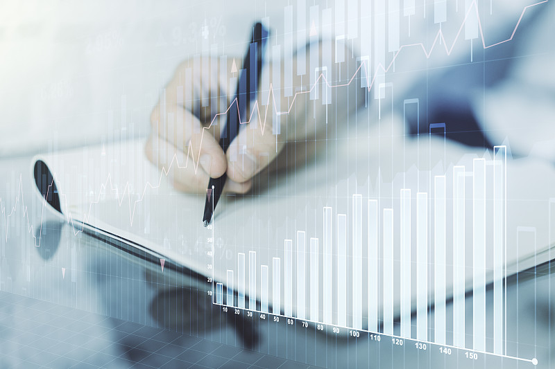 多曝光抽象的财务图表，并在记事本上手写背景、银行和会计概念