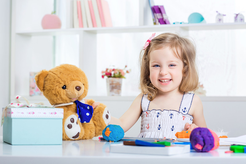 女孩玩彩色橡皮泥