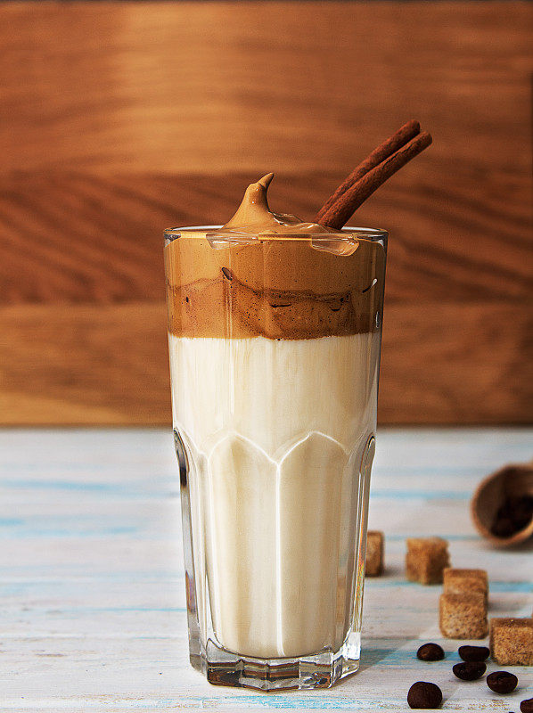 Dalgona咖啡。用玻璃杯装的韩式咖啡，配上红糖