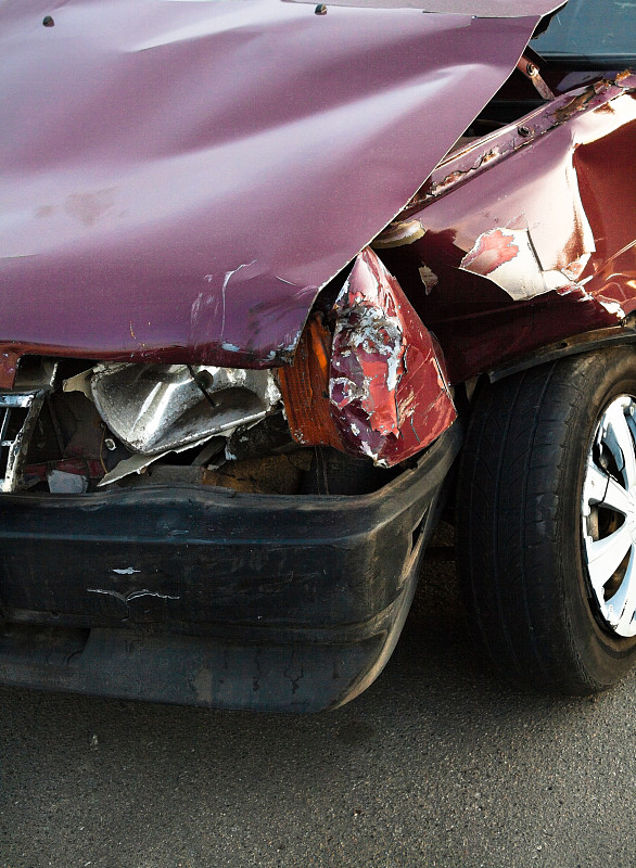 车祸后损坏的汽车