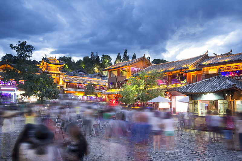 晚上的丽江古城与人群旅游，中国云南。