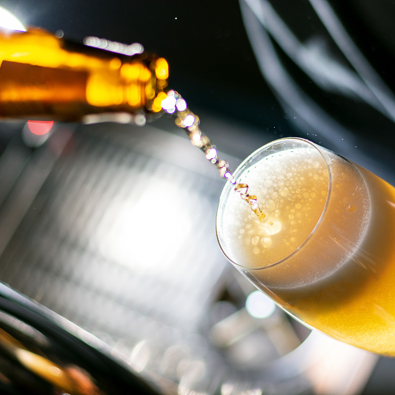 酒保正在往杯子里倒啤酒