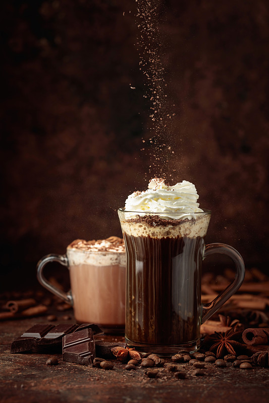 咖啡和热巧克力加鲜奶油。