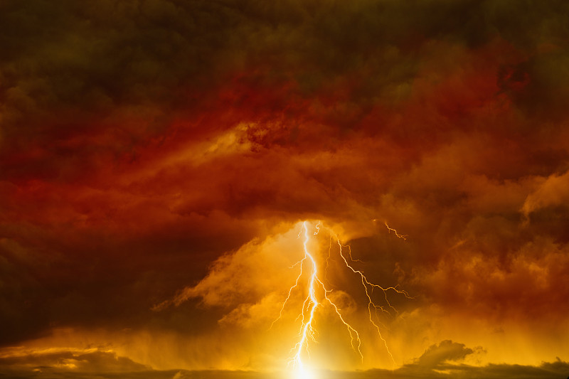 暗红色的天空伴随着闪电